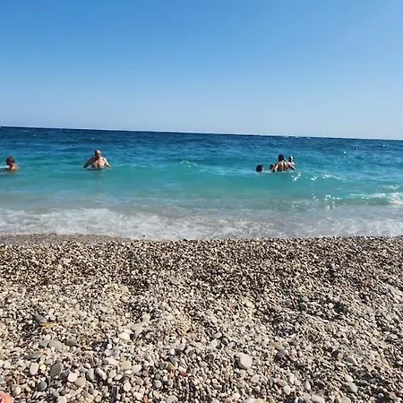 в центре рядом с лесом, горами и морем كمر