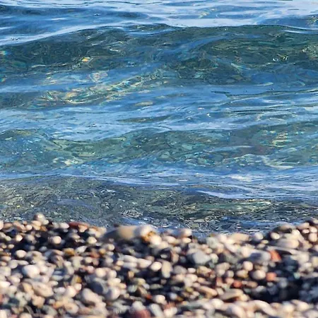 в центре рядом с лесом, горами и морем
